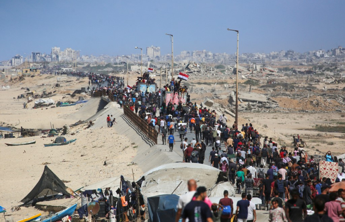 ޣައްޒާގައި މީގެ ދެ އަހަރު ކުރިން ދޭން ފެށި ހަމަލާތައް މިއަދު މެދުކަނޑާލުމާ އެކު ފަލަސްތީނުގެ އެތައް ހާސް ބަޔަކު އަމިއްލަ ގެދޮރަށް ދަނީ. -- ފޮޓޯ: އޭއެފްޕީ