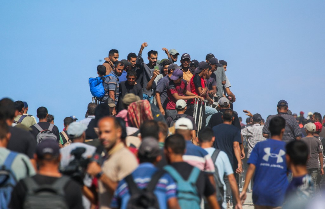 ޣައްޒާގައި މީގެ ދެ އަހަރު ކުރިން ދޭން ފެށި ހަމަލާތައް މިއަދު މެދުކަނޑާލުމާ އެކު ފަލަސްތީނުގެ އާންމުން އުފާ ފާޅުކުރަމުން އެނބުރި ވަޒަނަށް ދަނީ. -- ފޮޓޯ: އޭއެފްޕީ