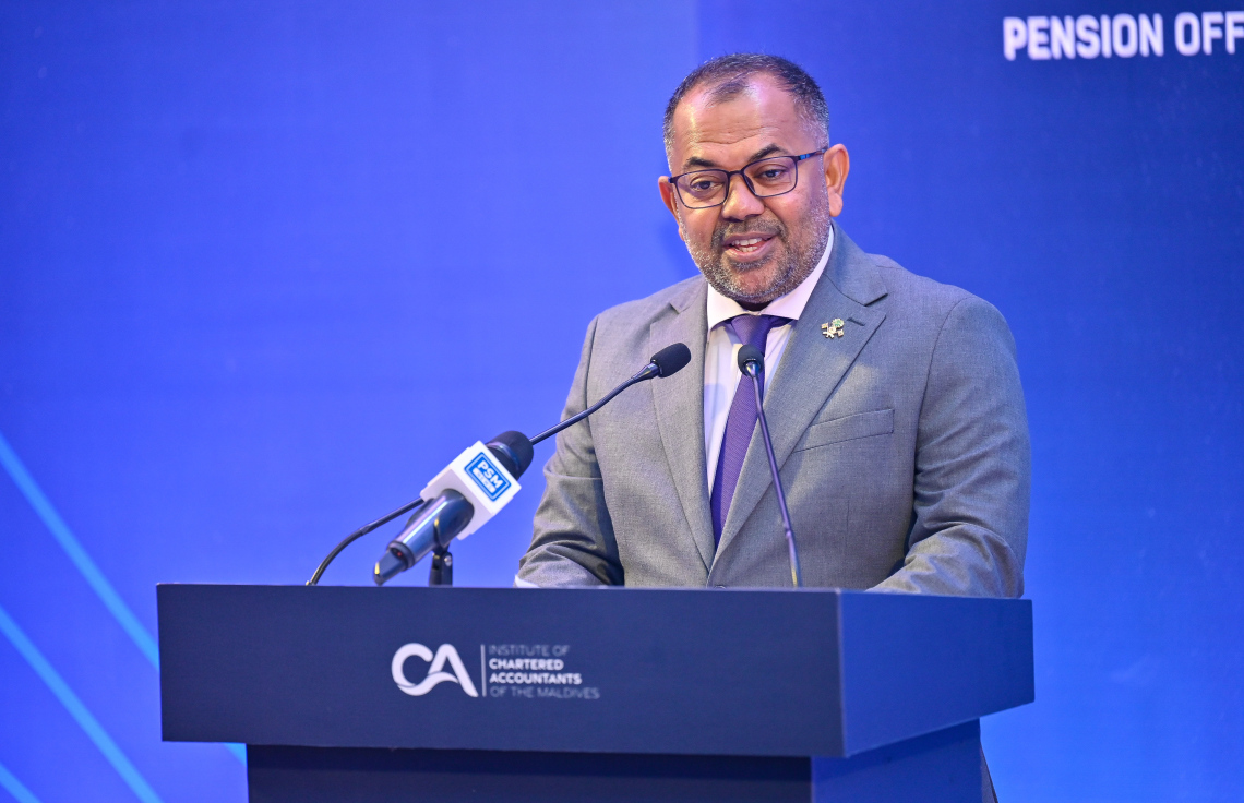 މޯލްޑިވްސް އެކައުންޓެންޓްސް ފޯރަމް 2025 ފެށުމުގެ ރަސްމިއްޔާތުގެ ޝަރަފުވެރި މެހުމާން ފިނޭން މިނިސްޓަރު މޫސާ ޒަމީރު ވާހަކަ ދައްކަވަނީ.--- ފޮޓޯ: ފަޔާޒު މޫސާ | މިހާރު