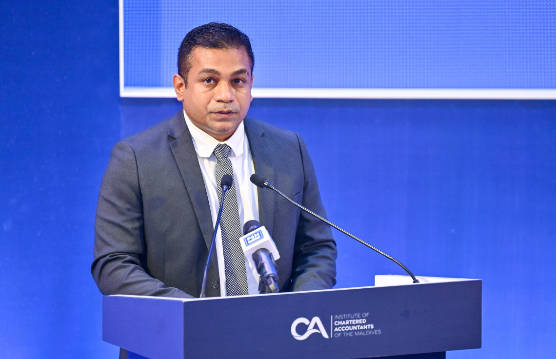 އިންސްޓިޓިއުޓް އޮފް ޗާޓަޑް އެކައުންޓެންޓްސް އޮފް ދަ މޯލްޑިވްސް (ސީއޭ) އިން އިންތިޒާމު ކޮށްގެން ކޮންމެ އަހަރަކު ބާއްވާ "މޯލްޑިވްސް އެކައުންޓެންޓްސް ފޯރަމް" މި އަހަރު ފެށުމަށް ބޭއްވި ރަސްމިއްޔާތުގައި ސީއޭގެ ނައިބު ރައީސް އަލީ ފާރިސް މުހައްމަދު ވާހަކަ ދައްކަވަނީ.--- ފޮޓޯ: ފަޔާޒު މޫސާ | މިހާރު