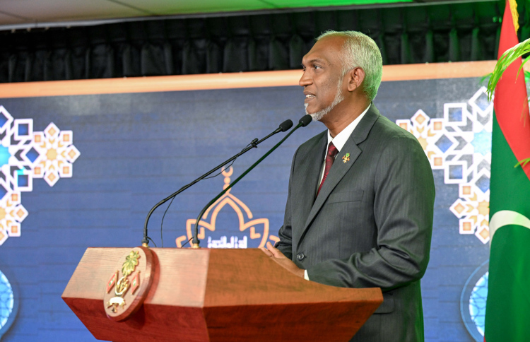 ރައީސް އެދިވަޑައިގަތީ ދެނަމާދު ދޭތެރޭ ކިޔަވަން ފަށަން