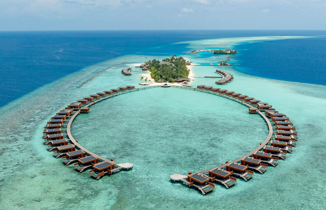 ވެލިގަނޑު މޯލްޑިވްސް ރިސޯޓުގެ ވޯޓާ ވިލާތަކުގެ މަތީގައި ސޯލާ ޕެނަލް ހަރުކޮށްފައި.-- ފޮޓޯ: ސީސީއާރު