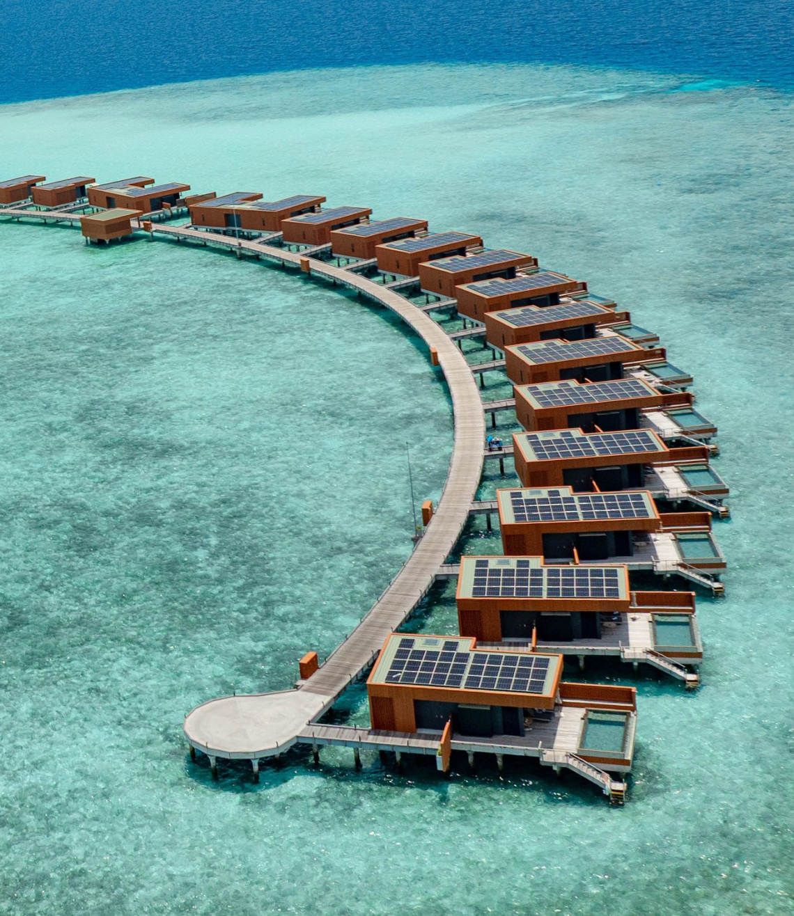 ވެލިގަނޑު މޯލްޑިވްސް ރިސޯޓުގެ ވޯޓާ ވިލާތަކުގެ މަތީގައި ސޯލާ ޕެނަލް ހަރުކޮށްފައި.-- ފޮޓޯ: ސީސީއާރު