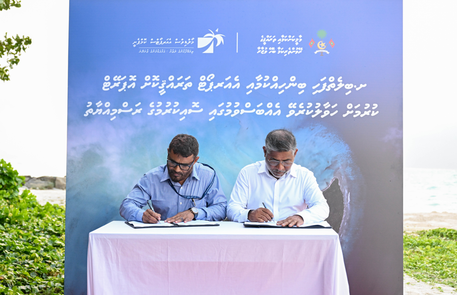 ބިލެތްފަހީގެ އެއާޕޯޓަށް ބޭނުންވާ ބިން ހިއްކުމާއި އެ ތަން ހިންގުމުގެ އެއްބަސްވުމުގައި އެމްއޭސީއެލްގެ އެމްޑީ ޝަރީފު އަދި ފިނޭންސް މިނިސްޓްރީގެ ސްޓޭޓް މިނިސްޓަރު ހުޝާމް މިއަދު ސޮއިކުރައްވަނީ.---ފޮޓޯ: ރައީސް އޮފީސް