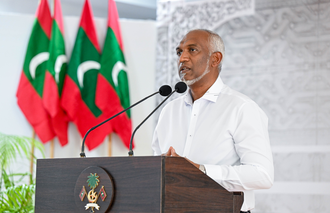 ރައީސް ޑރ. މުހައްމަދު މުއިއްޒު ށ. އަތޮޅަށް ކުރައްވާ ދަތުރުފުޅުގައި އެ އަތޮޅު ރަށެއްގެ ރައްޔިތުންނާ ވާހަކަ ދައްކަވަނީ.-- ފޮޓޯ: ރައީސް އޮފީސް