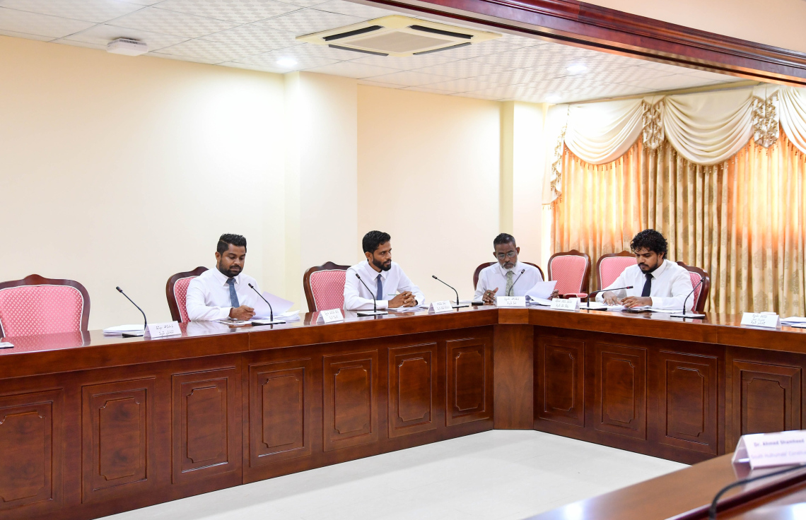 މާލިއްޔަތު ކޮމިޓީގެ މިއަދުގެ ބައްދަލުވުން ކުރިއަށް ގެންދަވަނީ.---ފޮޓޯ: މަޖިލިސް