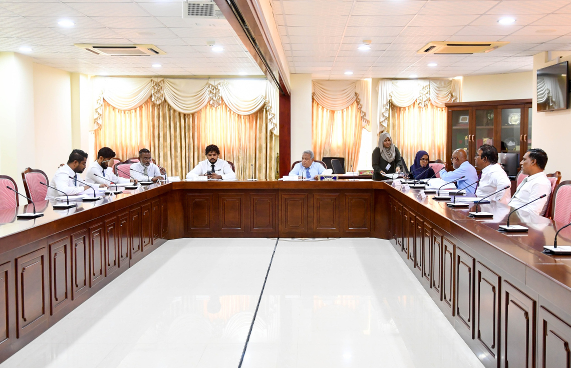 މާލިއްޔަތު ކޮމިޓީގެ މިއަދުގެ ބައްދަލުވުން ކުރިއަށް ގެންދަވަނީ.---ފޮޓޯ: މަޖިލިސް