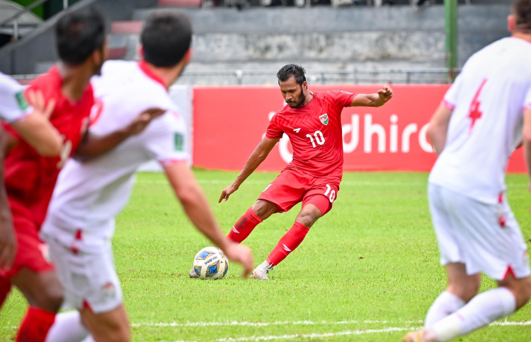 ކުރިމަގުގެ މެޗަށް ހަމްޕް އެދުނީ ސަޕޯޓަރުންގެ އެހީއަށް!