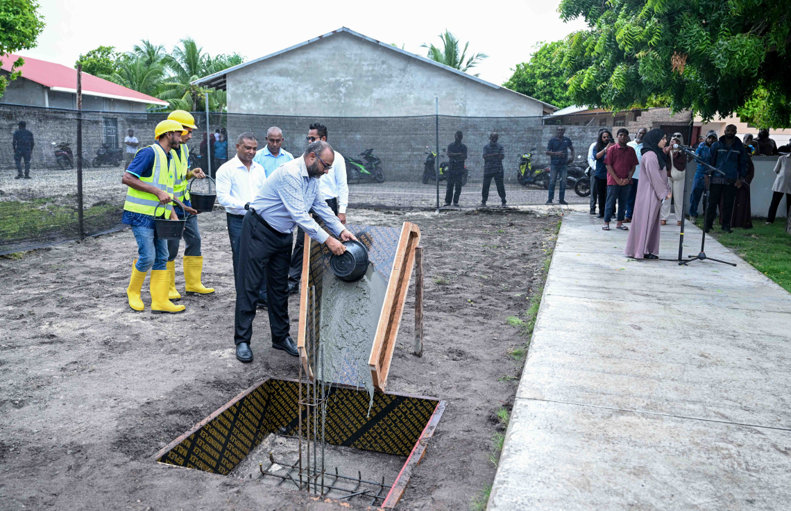 ށ. ފޯކައިދޫ އިސްލާމީ މަރުކަޒުގެ ބިންގާ، އިސްލާމިކް މިނިސްޓަރު ޑރ. މުހައްމަދު ޝަހީމް އަޅުއްވައިދެއްވަނީ.-- ފޮޓޯ: ރައީސް އޮފީސް