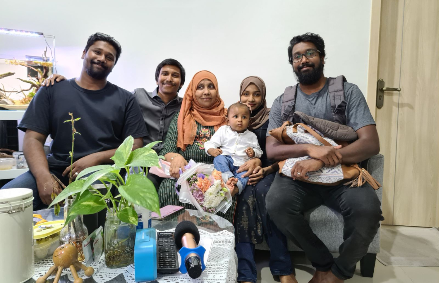 ސުވޭ، އޭނާގެ ކުދިންނާއި ދަނބިދަރިއެއް އަދި މާމަ ކިޔާ ކުއްޖަކާއެކު.