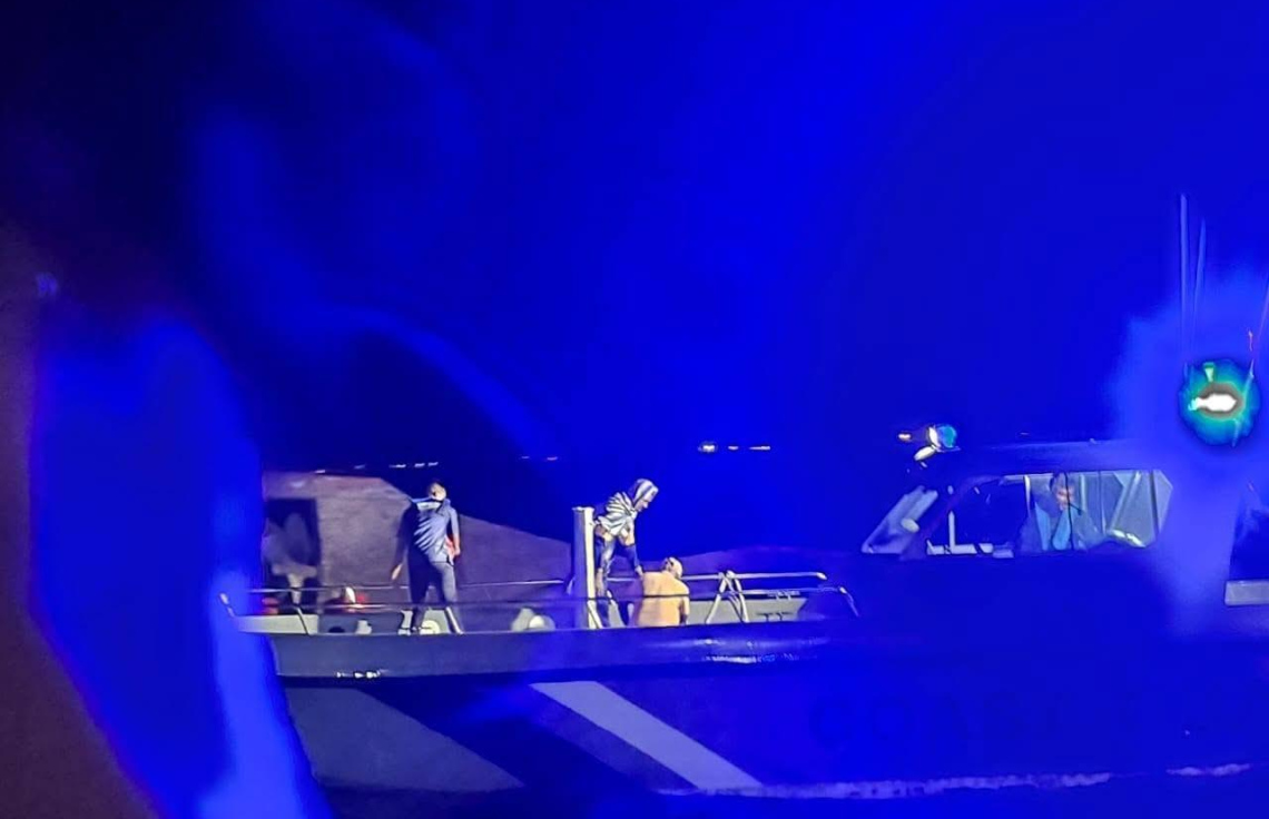 ބަންޑުން ޖަހާލައިފައި އޮތް ކޮޅުވެއްޓިން މީހުން ސަލާމަތްކުރަން ސިފައިން މަސަައްކަތްކުރަނީ. ފޮޓޯ: ޕޮލިސް