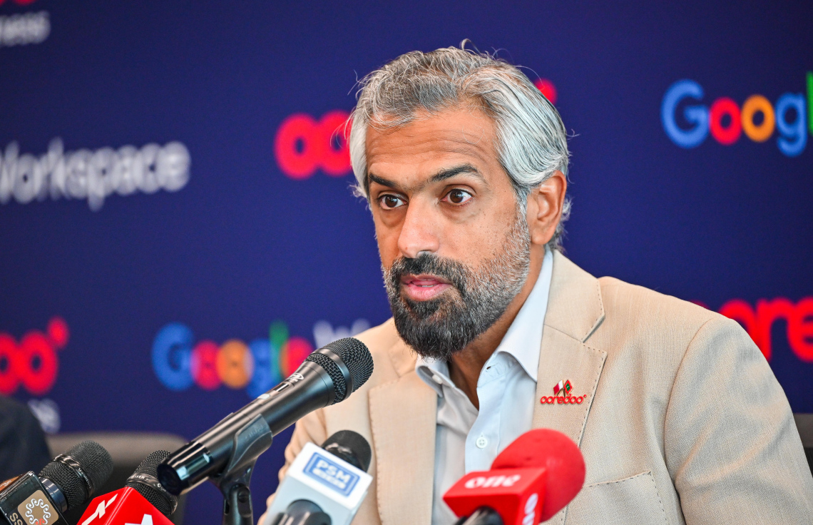 މިއަދު އޮތް ނޫސްވެރިންގެ ބައްދަލުވުމުގައި އުރީދޫގެ މެނޭޖިން ޑިރެކްޓަރު އަދި ސީއީއޯ ހާލިދް އަލް ހަމާދީ ވާހަކަ ދައްކަވަނީ. --ފޮޓޯ: ފަޔާޒް މޫސާ | މިހާރު