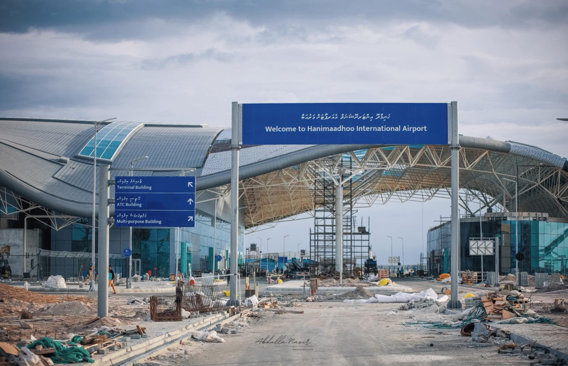 ހަނިމާދޫ އިންޓަނޭޝަނަލް އެއާޕޯޓުގެ އާ ޓާމިނަލްގެ މަސައްކަތްތައް ކުރިއަށް ގެންދަނީ: އޮޕަރޭޝަންތައް އެ ޓާމިނަލަށް މިހާރު ވަނީ ބަދަލުކޮށްފައި.-- ފޮޓޯ: އަބްދުﷲ ނަސީރު | ފޭސްބުކް