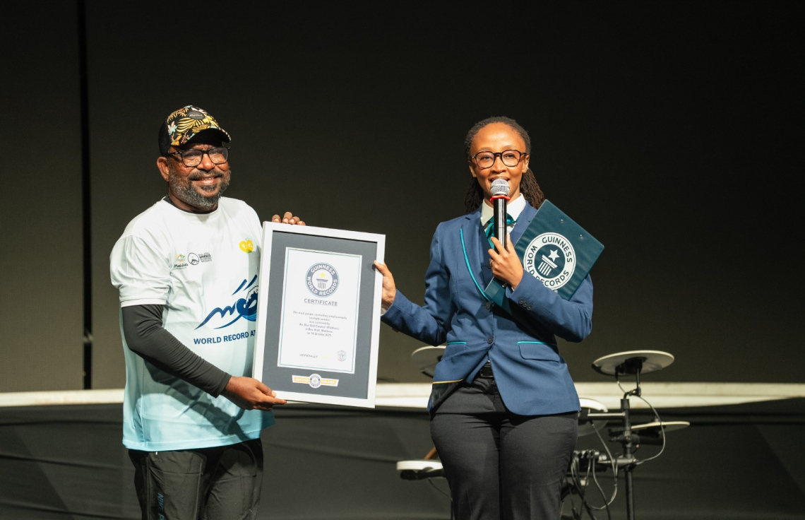 ބާނި ހަރަކާތުގެ ތެރެއިން ފީނުމުގެ ދުނިޔޭގެ ރެކޯޑު ގާއިމުކުރުމުގެ ލިޔުން ހަވާލުކުރަނީ. --ފޮޓޯ: ވީއެމްސީ