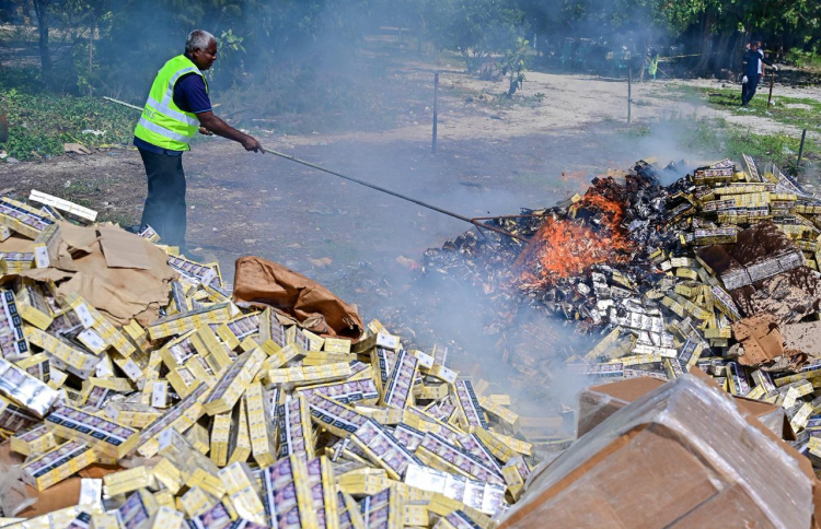 ހިފެހެއްޓި ތިން މިލިއަން ސިނގިރެޓް ނައްތާލައިފި