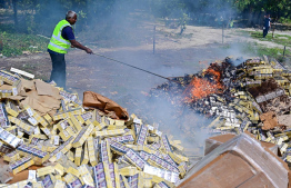 ކަސްޓަމްސްގެ ބެލުމުގެ ދަށުގައި ހުރި ސިނގިރޭޓު ކޭސްތައް މިއަދު ނައްތާލަނީ: އެއީ ގަވާއިދާ ހިލާފަށް އެތެރެ ކުރަނިކޮށް ހިފެހެއްޓި ތަކެތި ކަމަށް ކަސްޓަމްސުން ބުނ --- މިހާރު ފޮޓޯ/ފަޔާޒް މޫސާ