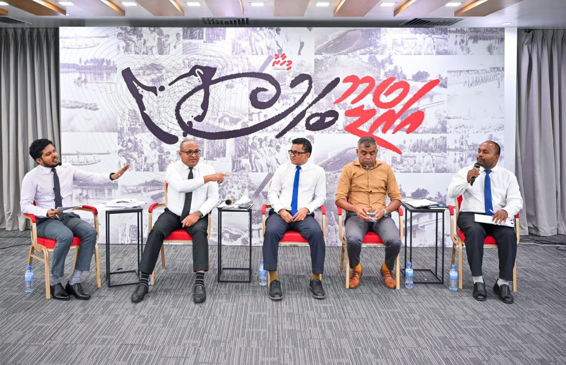 "މިހާރު" އައްޑޫ ބަހުސްގެ ތެރެއިން" އައްޑޫގައި އޮތީ ވަކިވުމާއި އެކަތިގަނޑެއްގެ ގޮތުގައި އޮތުމުގެ ވަރަށް ހޫނު ބަހުސެއް - ފޮޓޯ: ނިޝާން އަލީ / މިހާރު