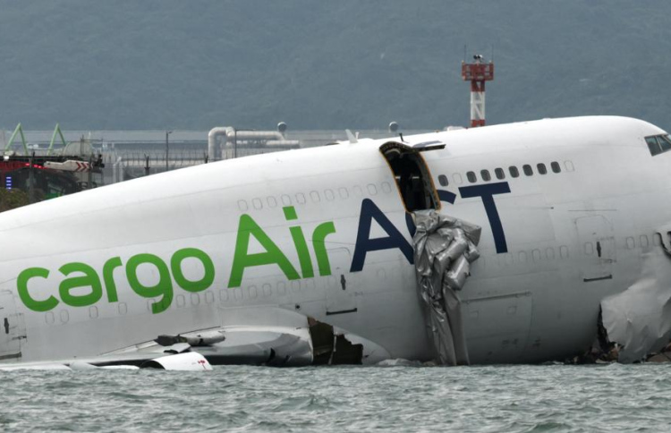 ކާގޯ މަތިންދާބޯޓެއް ރަންވޭއިން ކައްސާލައި މޫދަށް