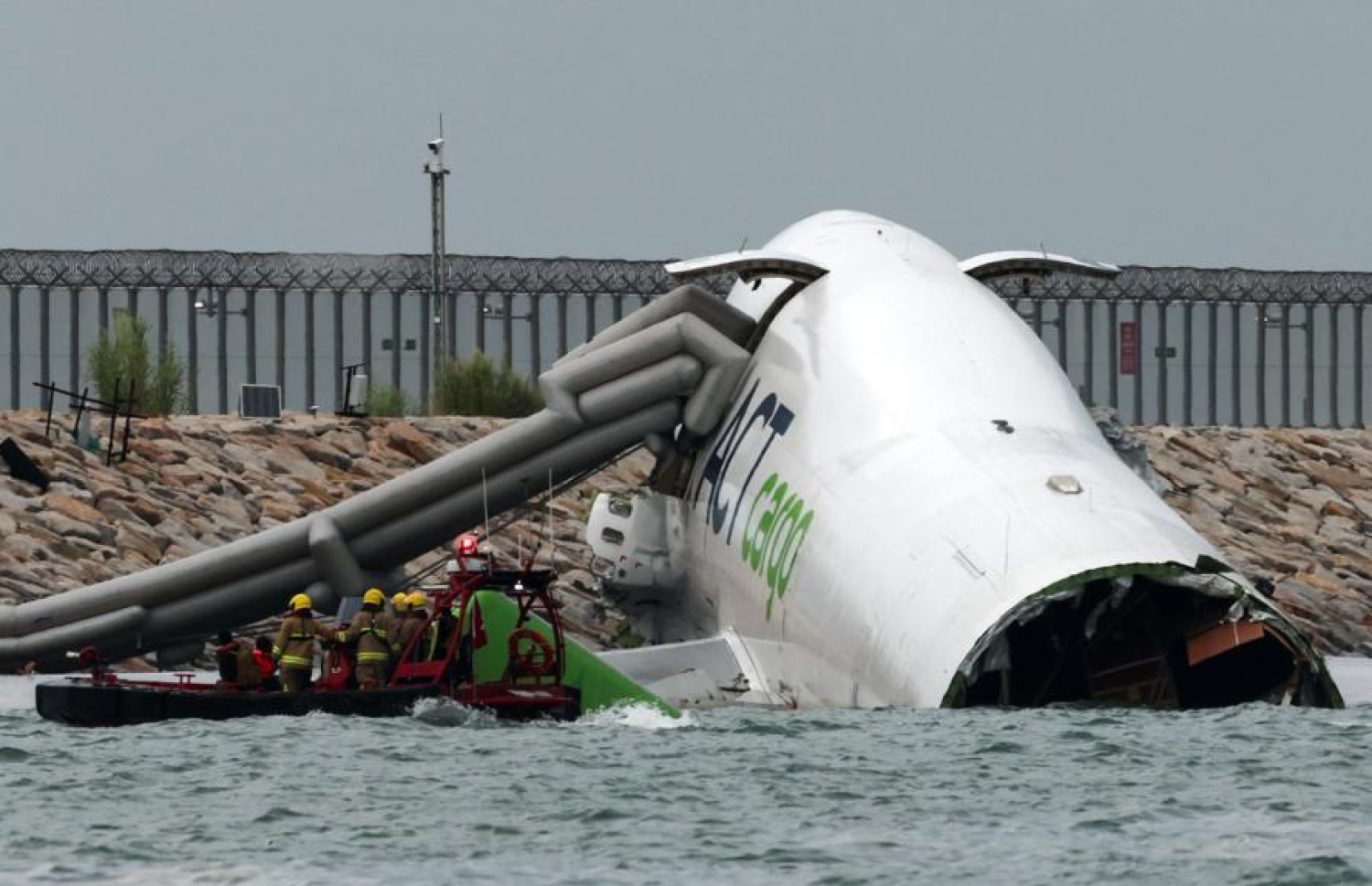 ހޮންކޮންގުގުގައި މިއަދު ރަންވޭއިން ކައްސާލައިގެން މޫދަށް ވެއްޓުނު ކާގޯ މަތިންދާބޯޓު.