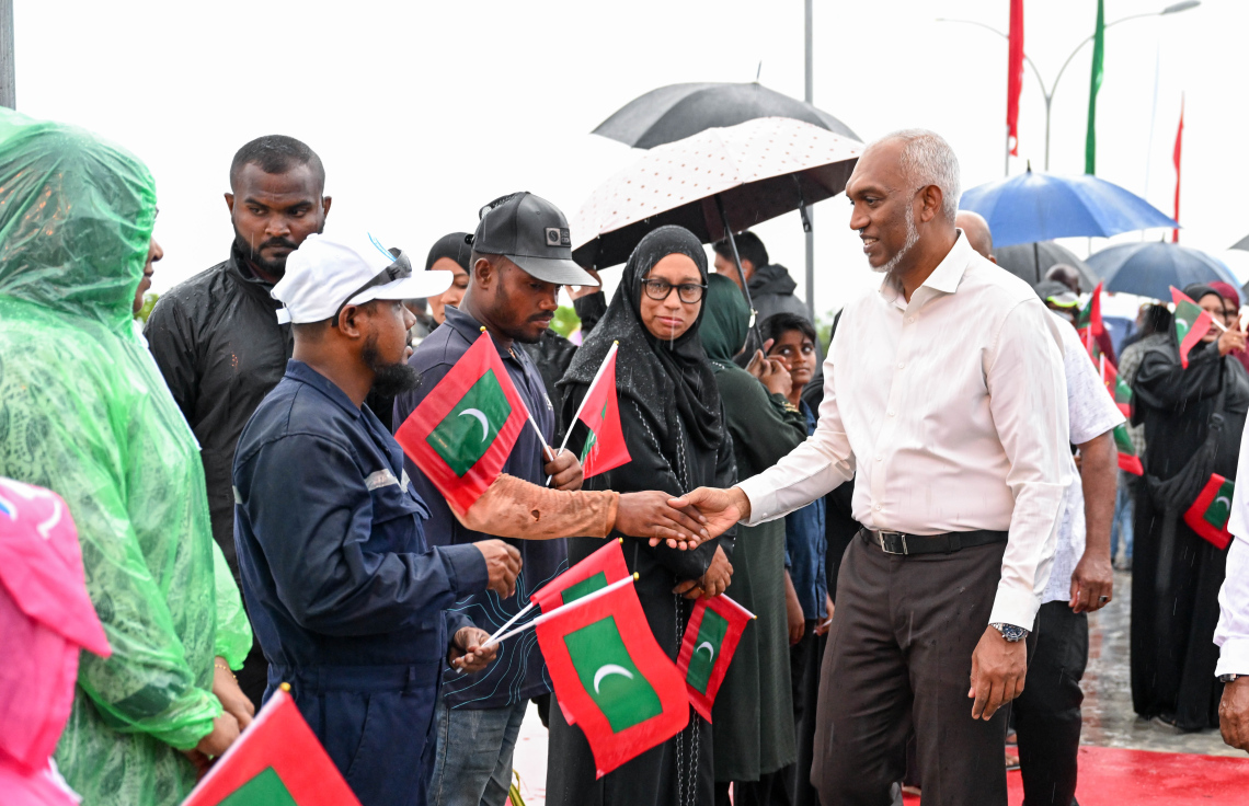 ރައީސް މުއިއްޒު އިއްޔެ ހަވީރު ފޮނަދު އަށް ވަޑައިގަތުމުން އެ ރަށުން އެ މަނިކުފާނަށް މަރުހަބާ ދަންނަވަނީ.---ފޮޓޯ: ރައީސް އޮފީސް