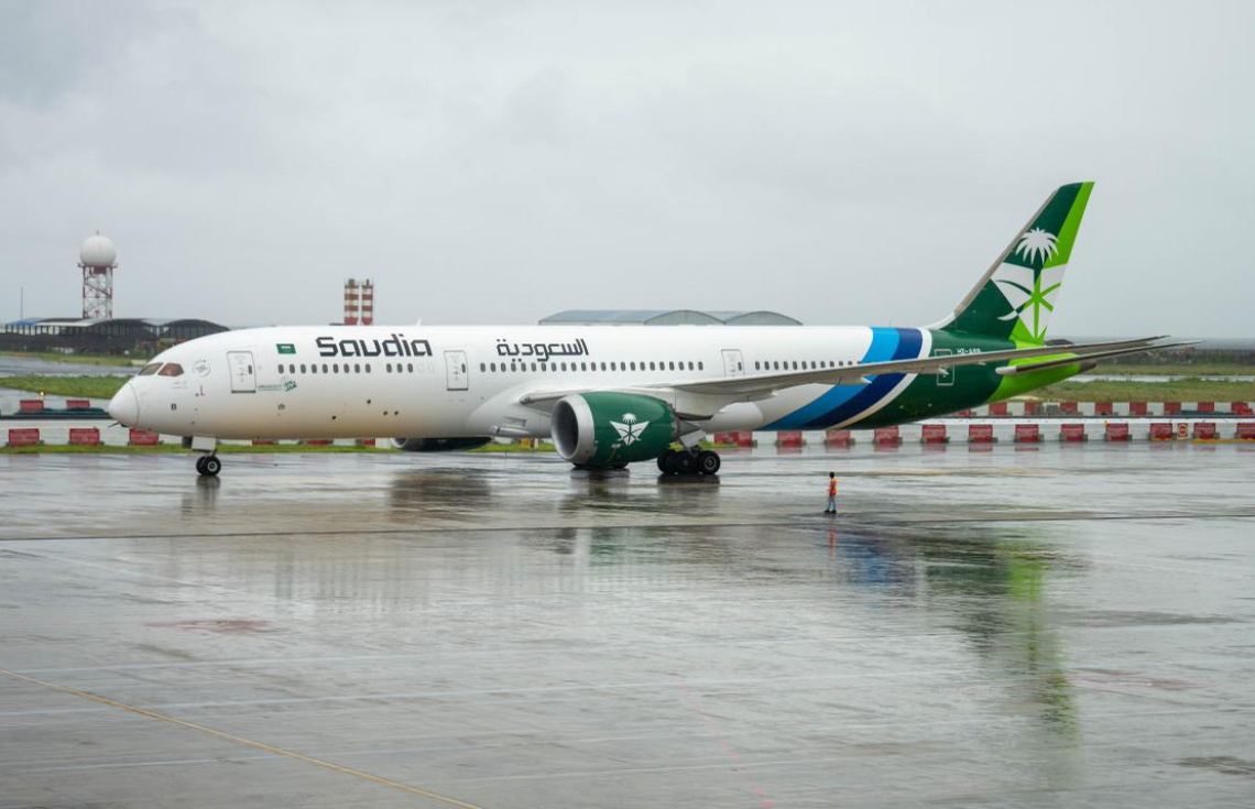 ސައޫދީގެ ގައުމީ އެއާލައިން ސައުދިއާ ވީއައިއޭގެ އާ ޓާމިނަލް ކައިރި އަށް އިއްޔެ ކައިރި ކުރަނީ.---ފޮޓޯ: އެމްއޭސީއެލް