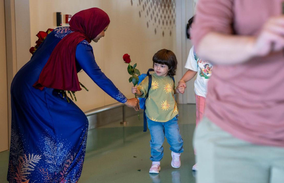 ވީއައިއޭގެ އާ ޓާމިނަލްގައި އިއްޔެ ހިދުމަތް ދޭން ފެށި ސައޫދީގެ ފުރަތަމަ އެއާލައިން ސައުދިއާ އިން ރާއްޖެ އައި ކުޑަކުއްޖަކަށް މަރުހަބާ ކިޔަނީ.---ފޮޓޯ: އެމްއޭސީއެލް