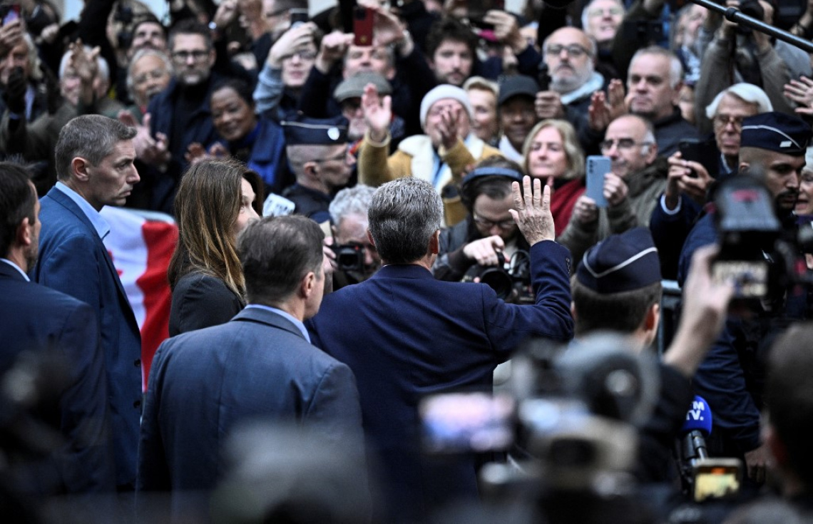 ފްރާންސްގެ ކުރީގެ ރައީސް ނިކޮލަސް ސާކޯޒީ ޖަލަށް ވަޑައިގަންނަވާއިރު ސަޕޯޓަރުން އެއްވެފައި. -- ފޮޓޯ: އޭއެފްޕީ