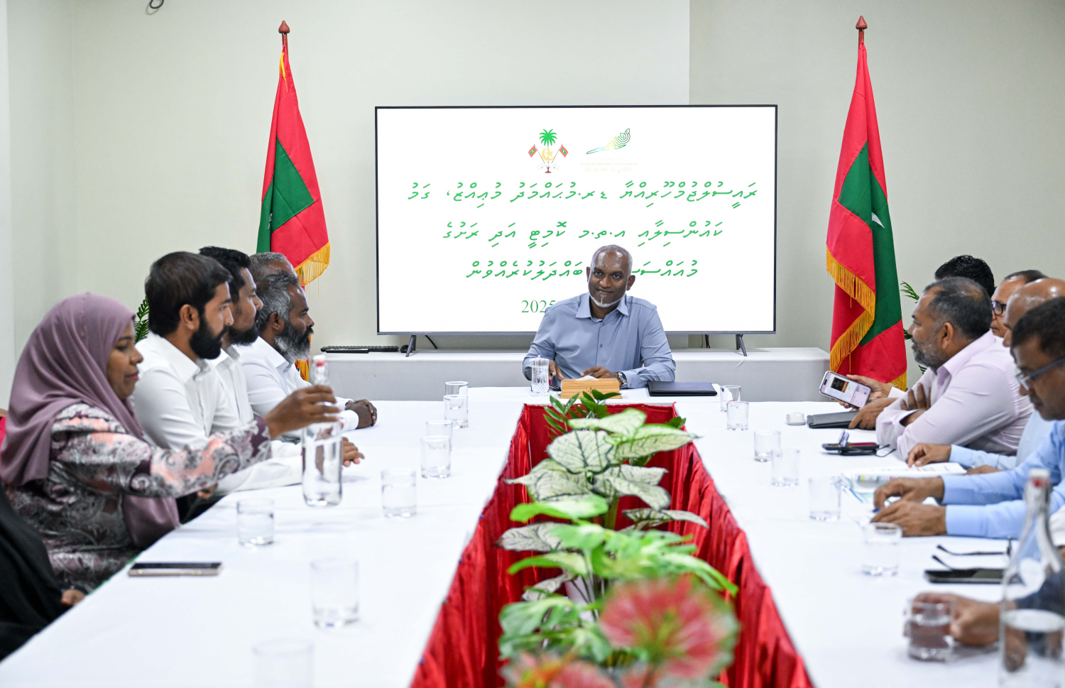 ރައީސް މުއިއްޒު ލ. ގަމު ކައުންސިލްގެ މެމްބަރުންނާ މިއަދު ބައްދަލުކުރައްވަނީ.---ފޮޓޯ: ރައީސް އޮފީސް