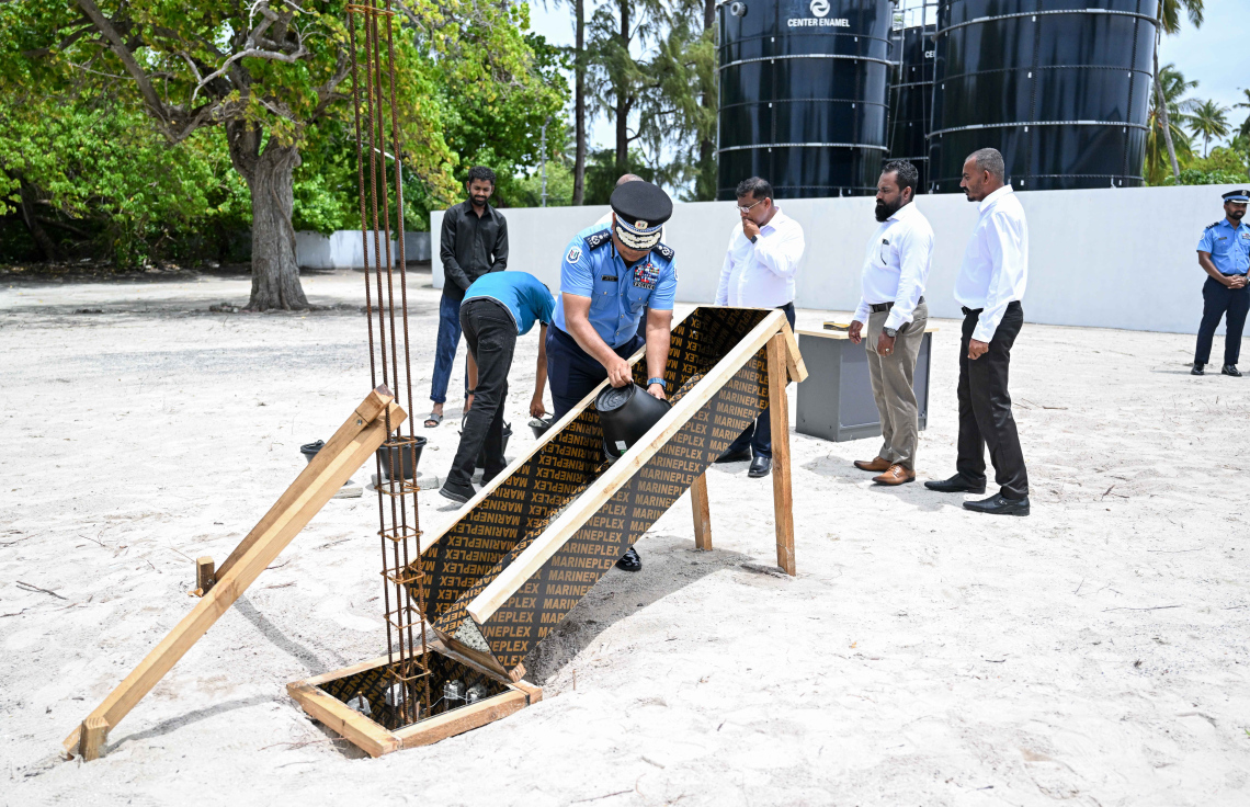 ލ. މުންޑޫ ޕޮލިސް ސްޓޭޝަންގެ އަމަލީ މަސައްކަތް ޕޮލިސް ކޮމިޝަނަރު ނަވީން އިއްޔެ ފައްޓަވައި ދެއްވަނީ.---ފޮޓޯ: ރައީސް އޮފީސް