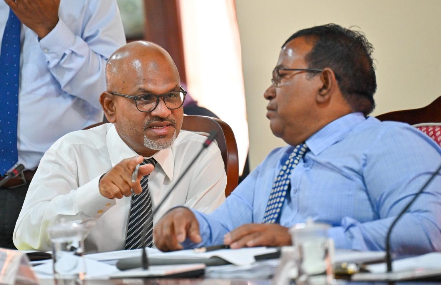 މާލިއްޔަތު ކޮމިޓީގެ މިއަދުގެ ބައްދަލުވުމުގައި އެ ކޮމިޓީގެ ދެ މެމްބަރުން ކަމަށްވާ މަޖިލިހުގެ ނައިބު ރައީސް ނާޒިމް (ވ) އާއި އަބްދުލްޣަފޫރު މޫސާ (ގަޕޯ) މަޝްވަރާއެއްގައި.---ފޮޓޯ: ފަޔާޒު މޫސާ| މިހާރު