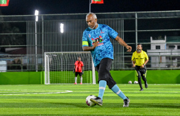 ދ. މީދޫ ފުޓްސަލް ދަނޑު ހުޅުވުމުގެ ގޮތުން ބޭއްވި ފުޓްސަލް މެޗެއްގައި ރައީސް މުއިއްޒު ބައިވެރިވެވަޑައިގަންނަވަނީ. -- ފޮޓޯ: ރައީސް އޮފީސް