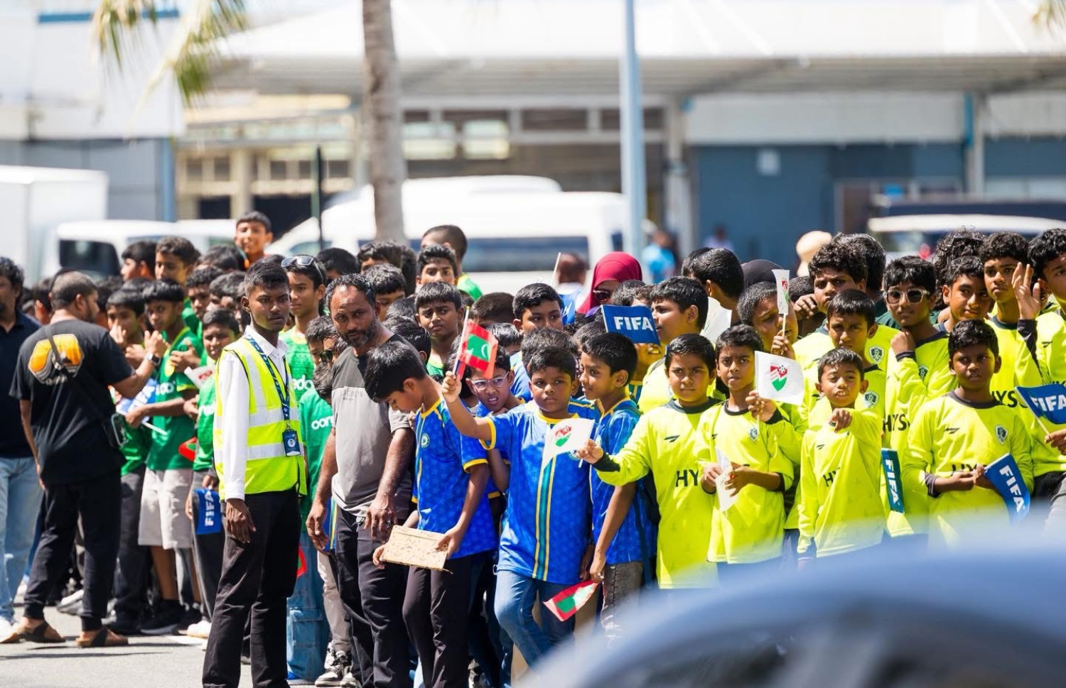 އެކެޑެމީތަކުގެ ކުޅުންތެރިން އިންފަންޓީނޯ އަށް މަރުހަބާ ކިޔަނީ. -- ފޮޓޯ: އެފްއޭއެމް