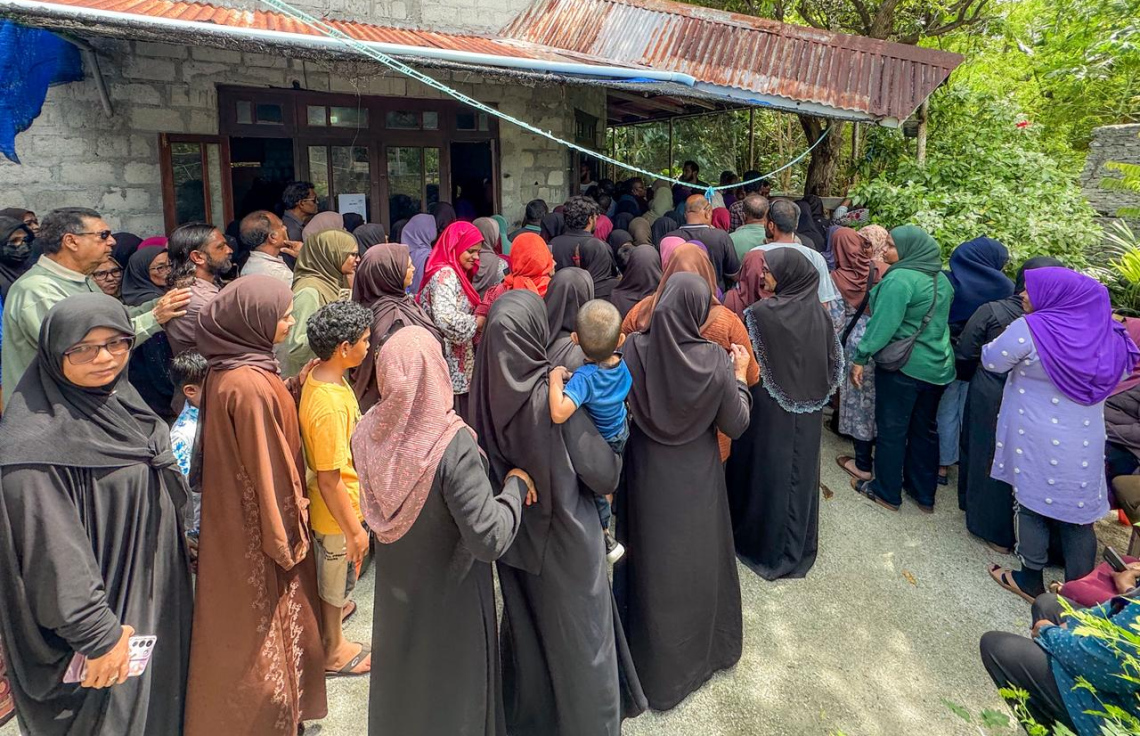 އައްޑޫގައި ނިޔާވެފައި އޮއްވާ ފެނުނު ދެމަފިރިންގެ ޖަނާޒާގައި ބައިވެރިވި ބައެއް މީހުން.-- ފޮޓޯ: ނިޝާން އަލީ/ މިހާރު