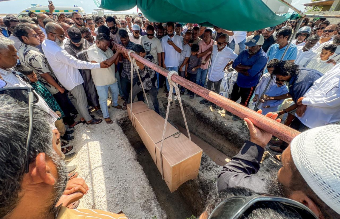 އައްޑޫގައި ނިޔާވެފައި އޮއްވާ ފެނުނު ދެމަފިރިންގެ ހަށިގަނޑު، ހުކުރު ނަމާދަށްފަހު މިއަދު ވަޅުލަނީ.-- ފޮޓޯ: ނިޝާން އަލީ/ މިހާރު