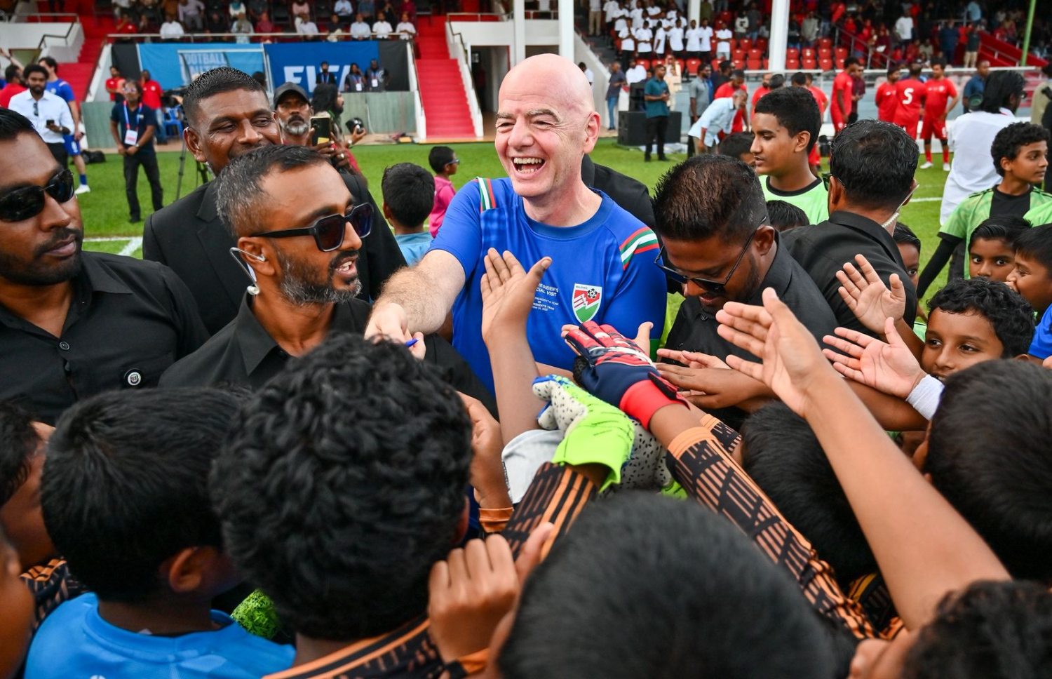 އެކެޑެމީތަކުގެ ކުޅުންތެރިން މިއަދުގެ އިވެންޓުގައި ފީފާގެ ރައީސް އިންފަންޓީނޯ ވަށާލައިގެން. -- ފޮޓޯ: ފަޔާޒް މޫސާ/ މިހާރު