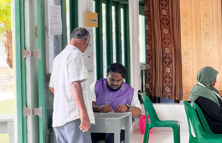 އައްޑޫ ވޯޓުގައި ބައިވެރިވާ މީހުންގެ އަދަދު މަދު