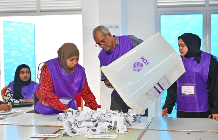 ވަކިވާން ފޭދޫ ދެކޮޅު، ހުޅުދޫ/ މީދޫ ބޭނުމީ ވަކިވާން!