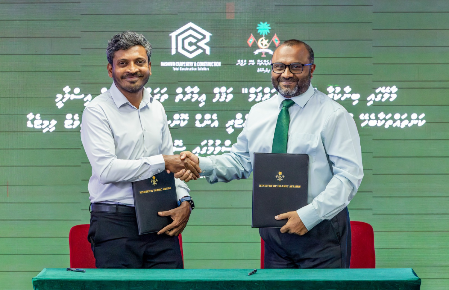 އިސްލާމިކް މިނިސްތަރު ޑރ. މުހައްމަދު ޝަހީމް އަލީ ސައީދާއި އާރްސީސީގެ ޑެޕިއުޓީ މެނޭޖިންގް ޑިރެކްޓަރު އާދަމް ރަހީމް ވަގުފް އިމާރާތުގެ އެއްބަސްވުމުގައި ސޮއި ކުރައްވަނީ.-- ފޮޓޯ: އިސްލާމިކް މިނިސްޓްރީ