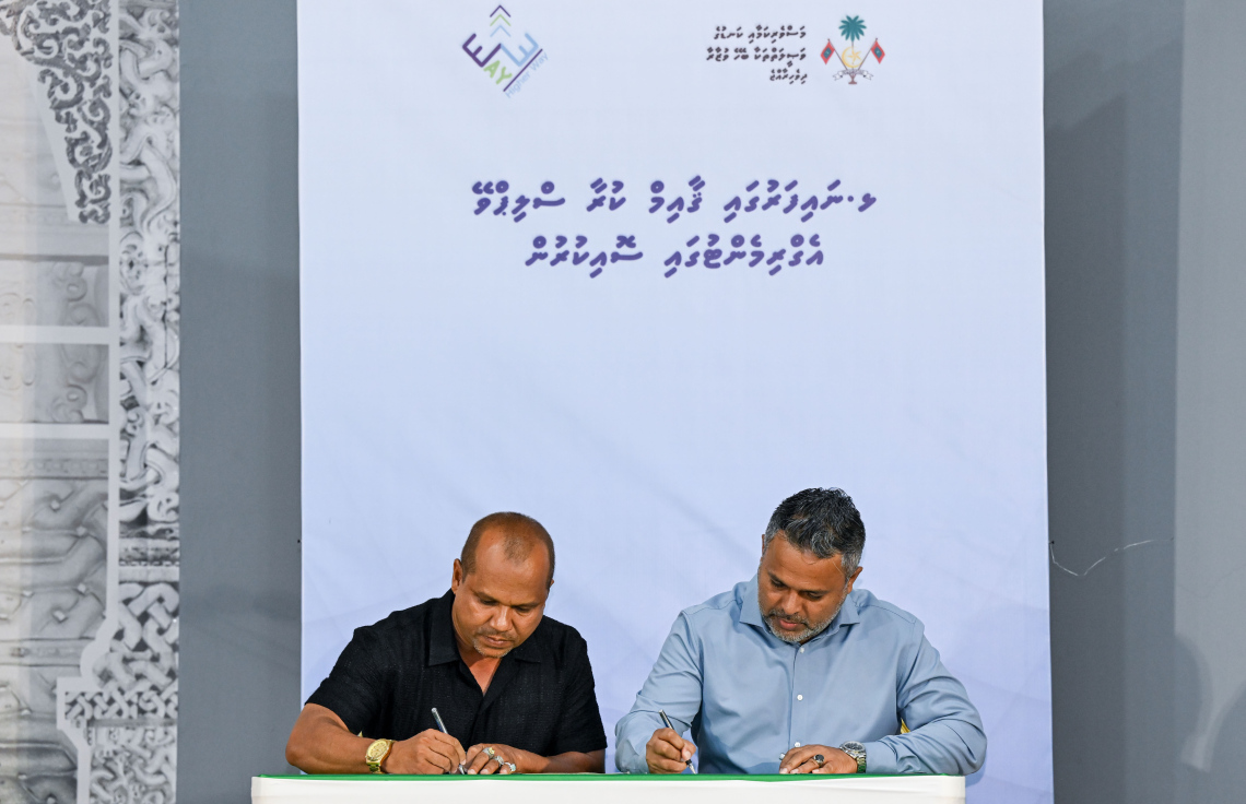 ނައިފަރުގައި ސްލިޕްވޭއެއް ގާއިމް ކުރުމުގެ އެއްބަސްވުމުގައި ތްރީވޭ އެންޓަޕްރައިޒަސްއާ އެކު ފިޝަރީޒް މިނިސްޓަރު ޝިޔާމް ރޭ ސޮއިކުރައްވަނީ.---ފޮޓޯ: ރައީސް އޮފީސް