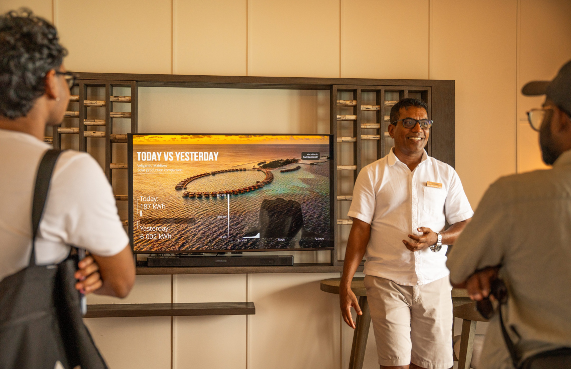 ވެލިގަނޑު ރިސޯޓުގެ ޖެނެރަލް މެނޭޖަރު ފަތުހުﷲ އިބްރާހިމް މީޑިއާއަށް އިންޓަވިއުއެއް ދެއްވަނީ.-- ފޮޓޯ: ސީސީއާރު