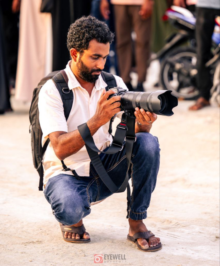 މިހާޒު ފޮޓޯއެއް ނަގަނީ.