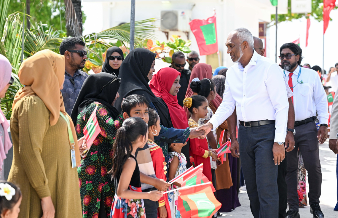 ރައީސް ޑރ. މުހައްމަދު މުއިއްޒު ކ. ތުލުސްދޫއަށް ވަޑައިގަތުމުން މަރުހަބާ ކިޔަން ގޮސް ތިބި ބަޔަކާ އެމަނިކުފާނު ސަލާމް ކުރައްވަނީ.