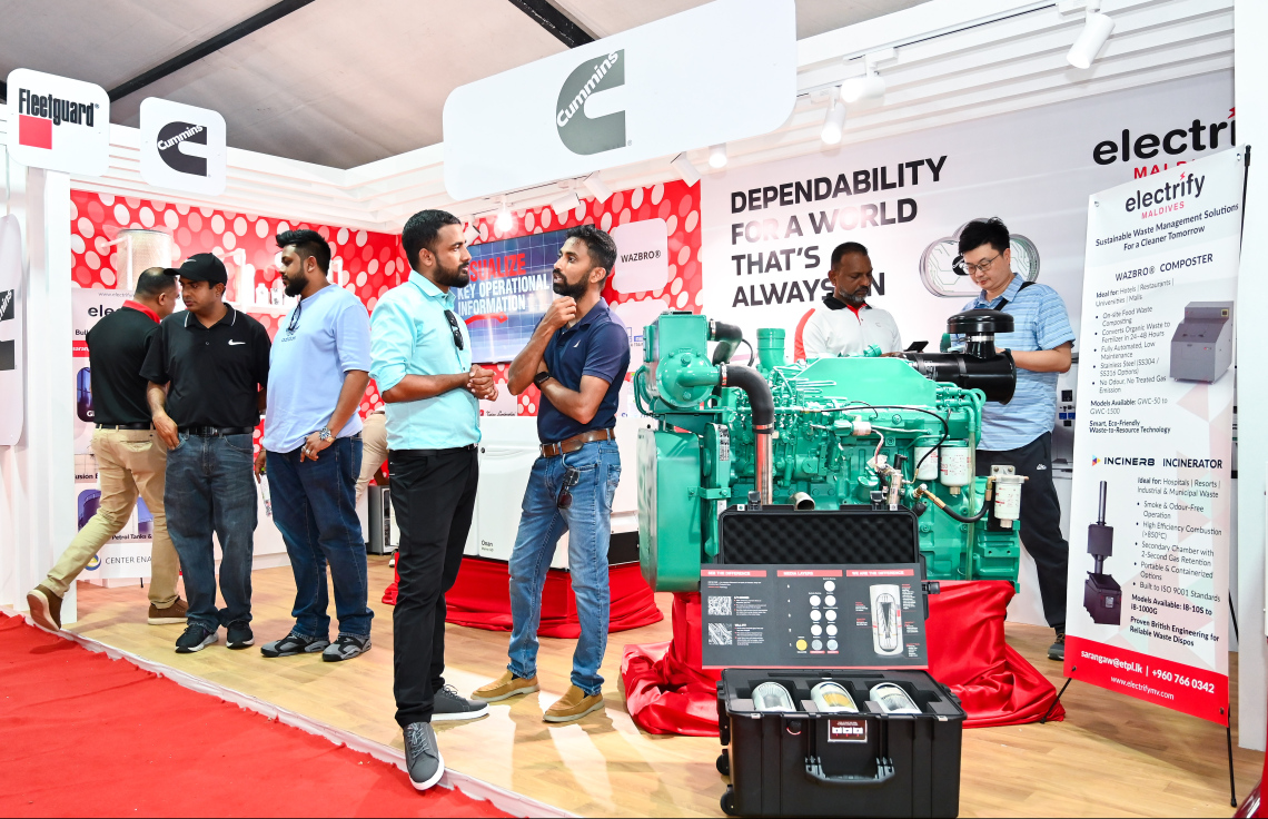 ޓެކްއިންޖް އެގްޒިބިޝަންގައި ދައްކާލަން ބަހައްޓާފައި ހުރި އިންޖީނުތަކެއްގެ ކައިރީ ބަޔަކު މަޑުކޮށްލައިގެން --- މިހާރު ފޮޓޯ/ފަޔާޒް މޫސާ