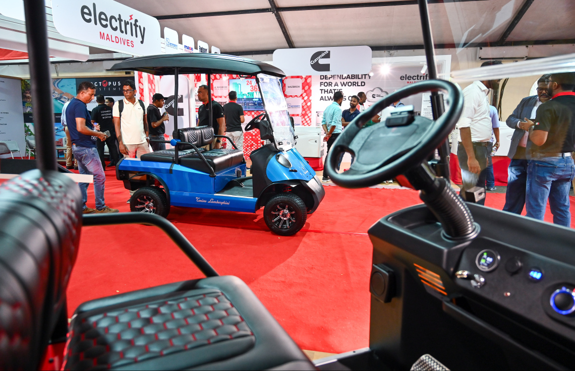 ރާއްޖެއަށް އަލަށް ތައާރަފްކުރި ޓޮނީނޯ ލެމްބޯގިނި އިލޮކްޓްރޯނިކް ގޮލްފް ކާޓްތައް ޓެކްއިންޖް އެގްޒިބިޝަންގައި ދައްކާލަން ބަހައްޓާފައި --- މިހާރު ފޮޓޯ/ފަޔާޒް މޫސާ