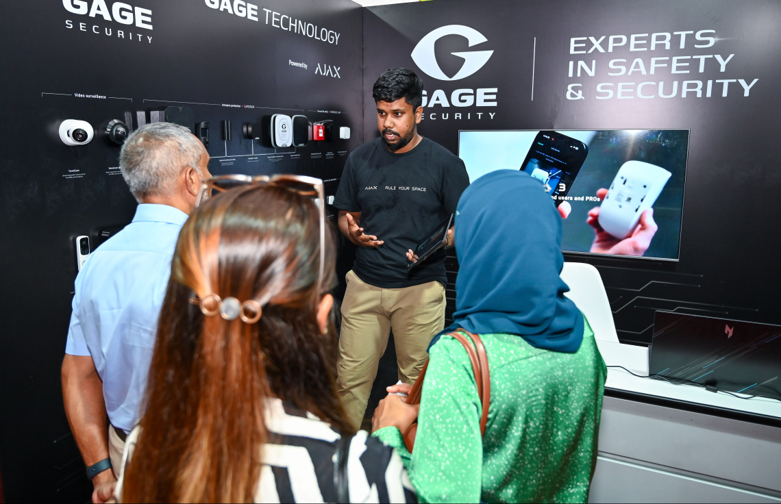 ޓެކްއިންޖް އެގްޒިބިޝަންގައި ހުރި ސްޓޯލެއްގައި މީހުންނަށް ބައެއް ހިދުމަތްތަކާ ބެހޭގޮތުން މައުލޫމާތު ދެނީ --- މިހާރު ފޮޓޯ/ފަޔާޒް މޫސާ