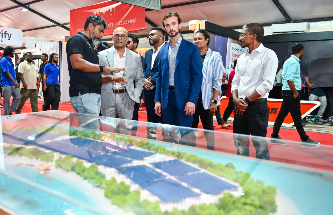 ޓެކްއިންޖް އެގްޒިބިޝަންގައި ހުރި ބައެއް ސްޓޯލްތައް ވައިސް ޕްރެޒިޑެންޓް އޮފް ލެމްބޯގިނި، ފެރޫޝިއޯ ބައްލަވާލަނީ --- މިހާރު ފޮޓޯ/ފަޔާޒު މޫސާ