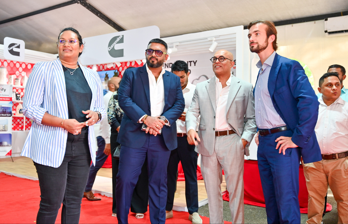 ޓެކްއިންޖް އެގްޒިބިޝަން ފެށުމަށް ބޭއްވި ރަސްމިއްޔާތުގައި ވައިސް ޕްރެޒިޑެންޓް އޮފް ލެމްބޯގިނި، ފެރޫޝިއޯ ލެމްބޯގިނީ އާއި އިލެކްޓްރިފައި ކުންފުނީގެ އިސްވެރިން ބައިވެރިވެ ވަޑައިގަންނަވަނީ --- މިހާރު ފޮޓޯ/ފަޔާޒު މޫސާ