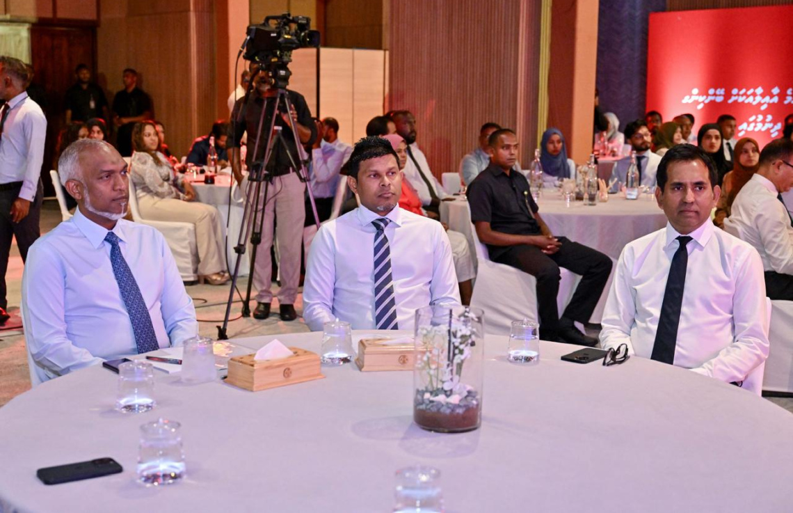 ބީއެމްއެލް އިން ބޭއްވި ރަސްމިއްޔާތުގައި ރައީސް ޑރ. މުހައްމަދު މުއިއްޒާއި ނައިބު ރައީސް ހުސެއިން މުހައްމަދު ލަތީފް އަދި އިކޮނޮމިކް މިނިސްޓަރު މުހައްމަދު ސައީދު ބައިވެރިވެވަޑައިގަންނަވަނީ.-- ފޮޓޯ: ރައީސް އޮފީސް