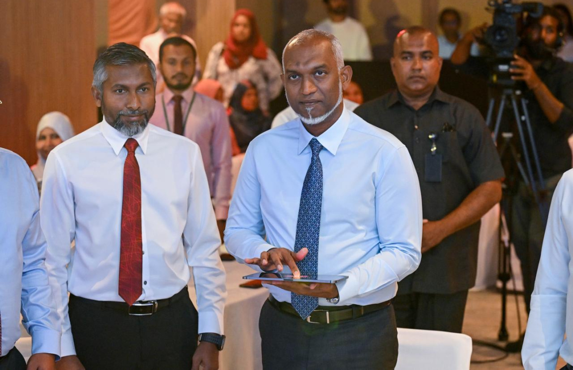 ރައީސް ޑރ. މުހައްމަދު މުއިއްޒު ބީއެމްއެލްގެ އިންޓަނޭޝަނަލް ޑިޖިޓަލް ވޮލެޓް "ސްވައިޕް" ތައާރަފުކޮށްދެއްވަނީ.-- ފޮޓޯ: ރައީސް އޮފީސް