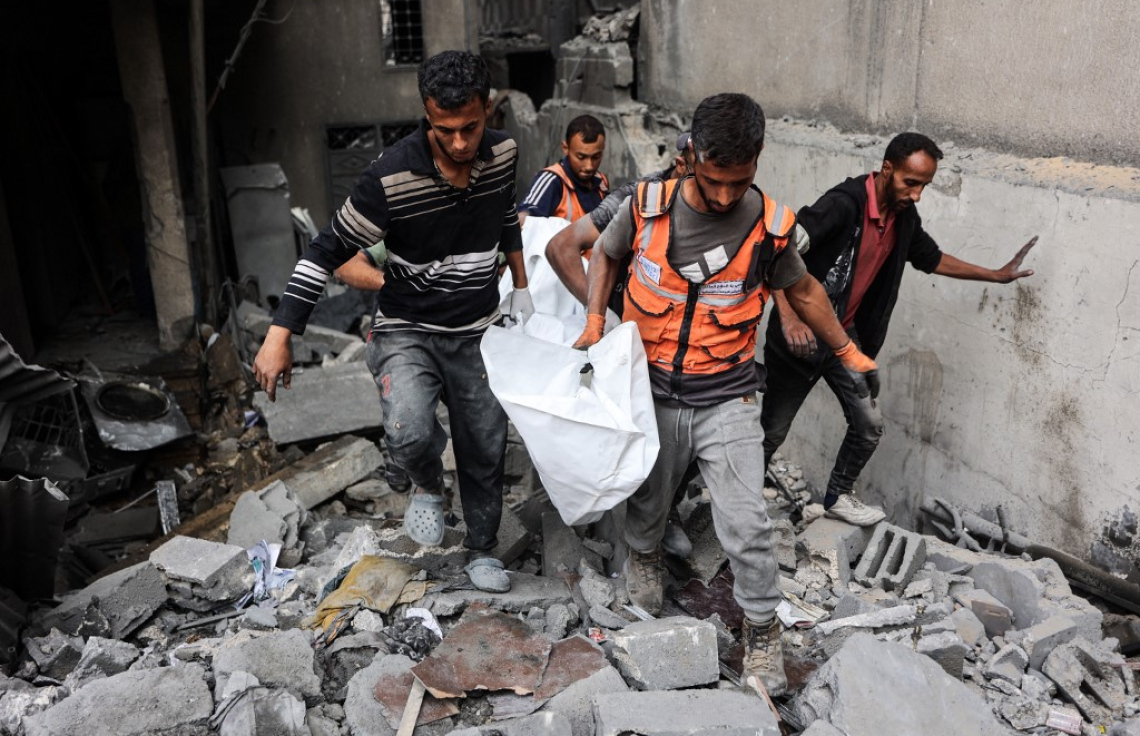 އިޒްރޭލުން ރޭ ދިން ހަމަލާތަކުގައި ޝަހީދުކޮށްލި މީހެއްގެ ހަށިގަނޑު އިމާރާތެއްގެ ތެރެއިން ނެރެގެން ގެންދަނީ. -- ފޮޓޯ: އޭއެފްޕީ